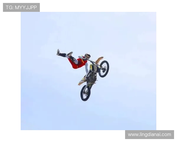 极限摩托车越野赛空中特技定格瞬间